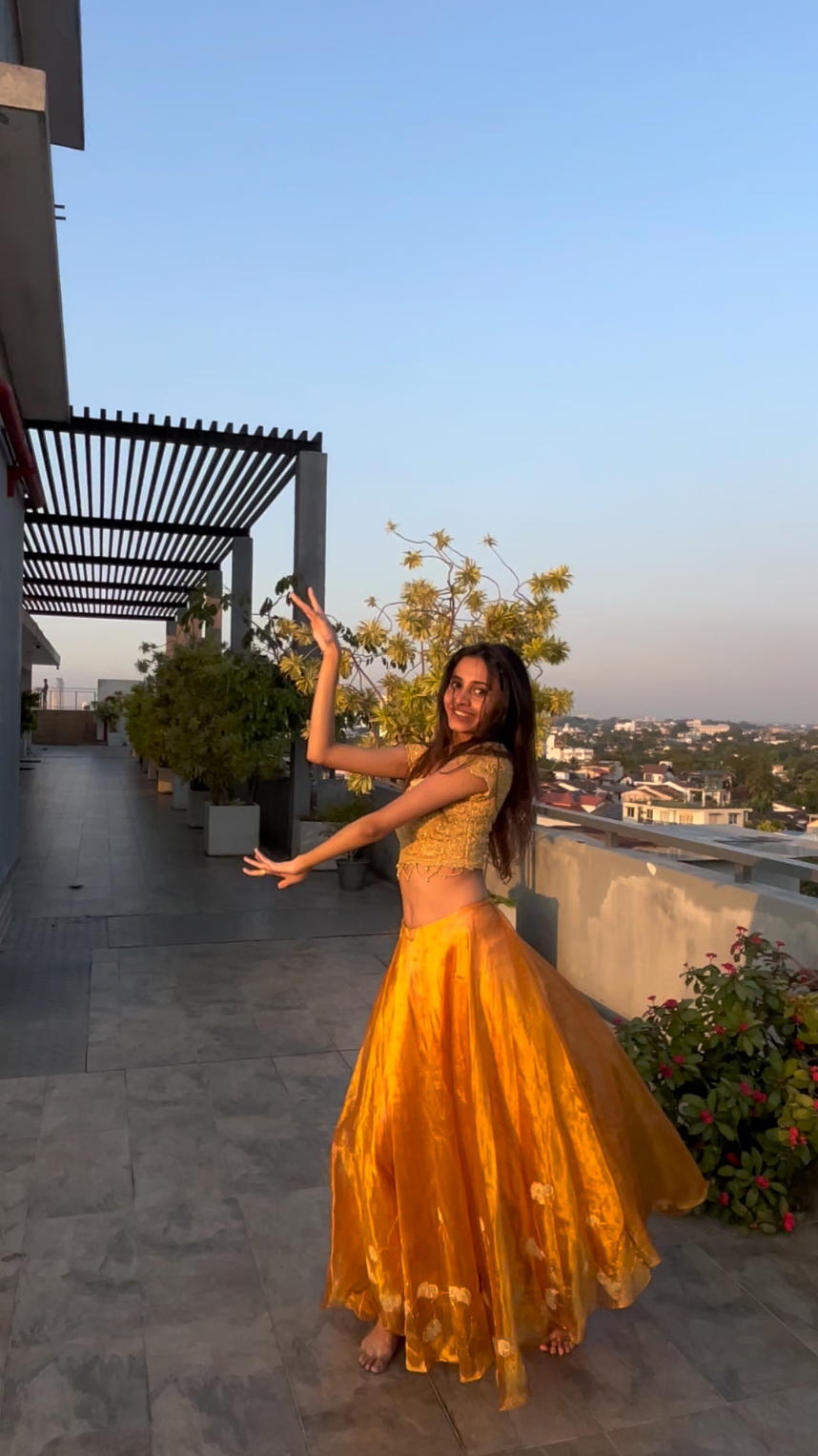 Stole punchi’s going away lehenga 🫣🧡 #fy #fyp #browngirl #sunset #chuttamalle #evening #OOTD #lehenga #weddinglehenga #glow #srilanka #srilankan_tik_tok🇱🇰 #dancecover 