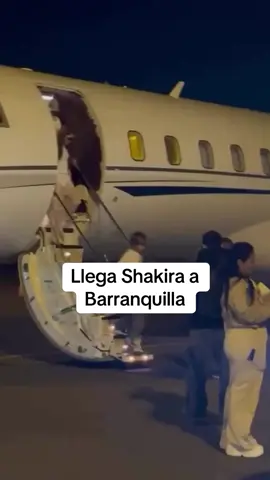 Shakira llega a Barranquilla para continuar su gira musical 🇨🇴con sus hijos. #farandulatexas #shakira #2025
