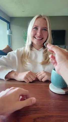 The little hand magic trick 😱 @Juliet #tiktoksa🇿🇦 #fyp #magic 
