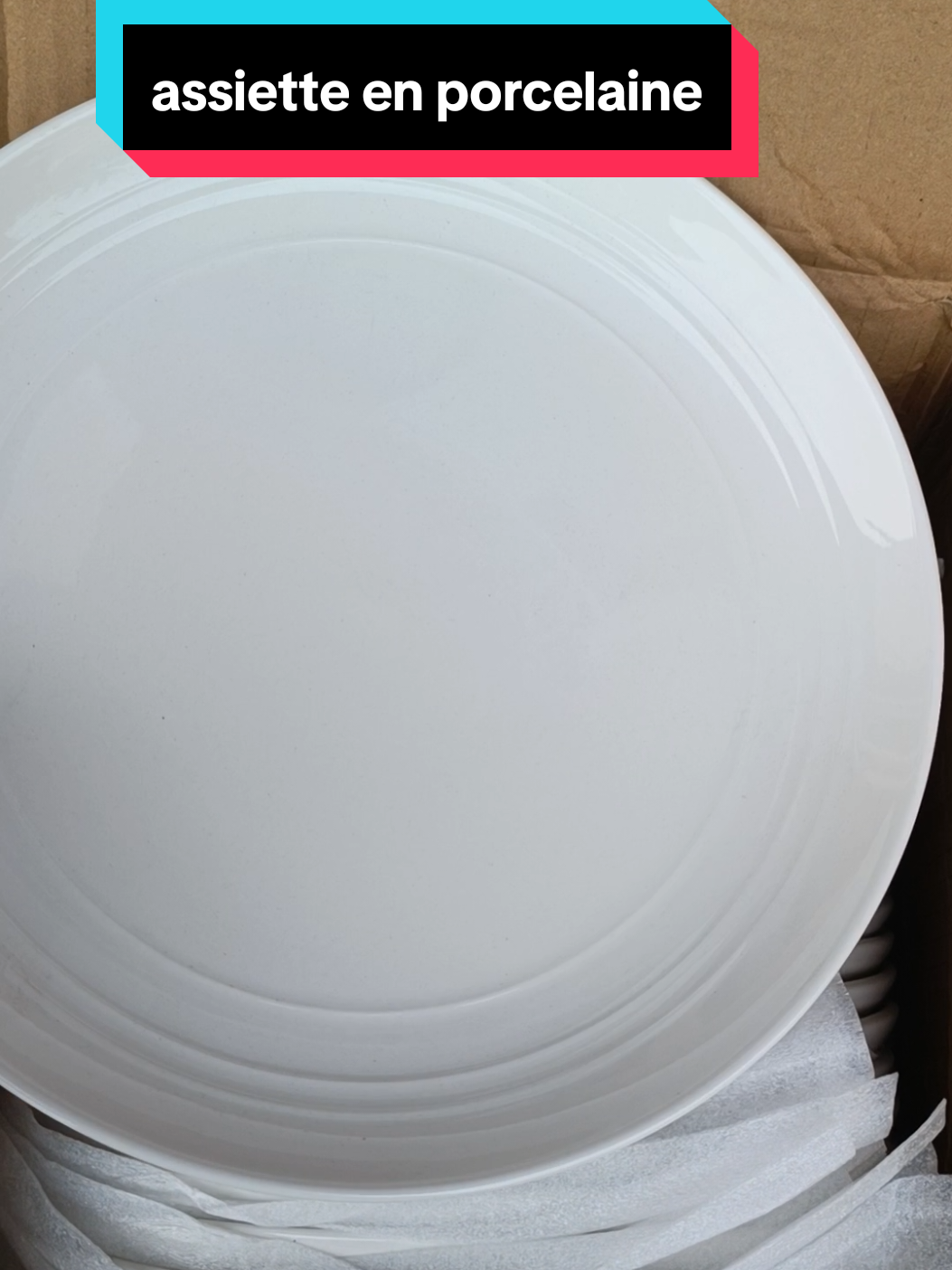 Assiette en porcelaine couleur blanche diamètre 27 cm bien creuse pour servir tous types de repas.  #shamomarket #ustensilescuisine #benintiktok🇧🇯 #assiette #porcelaine #qualite #luxe #vaisselle #cuisine 