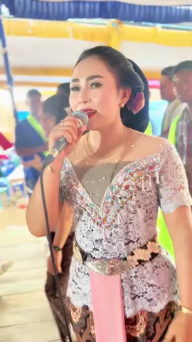 Hayolo ada yang tau kenapa aku kasih ke mamah gending e ?? 😂🫵🫵 pdhal aku dah hafal lirik. karenaaaa apa hayo … #nagihjanji #giyantinics #giyantinitayubofficial #giyantinitayub #intanayupratiwi #sindenjawatengah #sindennusantara #sindentayub #tayub #tayubgrobogan #tayubpurwodadi #tayubblora #tayubpati #tayubtuban #kebaya #kebayasinden 