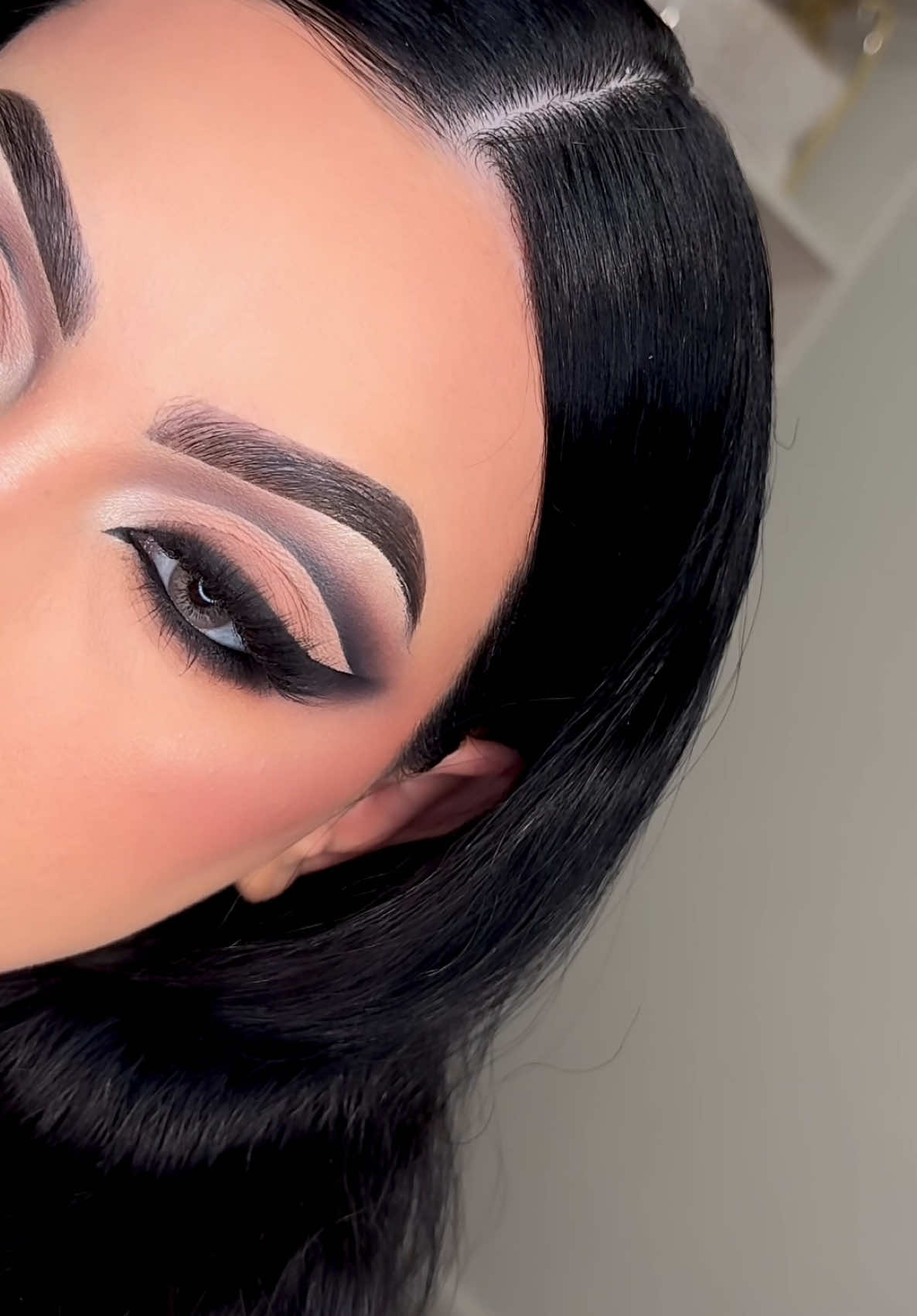 I feel like a different person in this Glam. Rate this 1-10 in the comment. #cutcrease #dramaticmakeup 