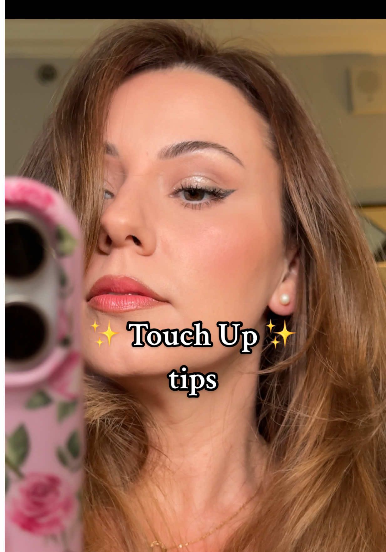 Touch up with me ✨ if you’re oily blot first with a separated tissue ✅ going right in with powder can be 👹 chaos 👹 #makeuphacks #makeuptips 