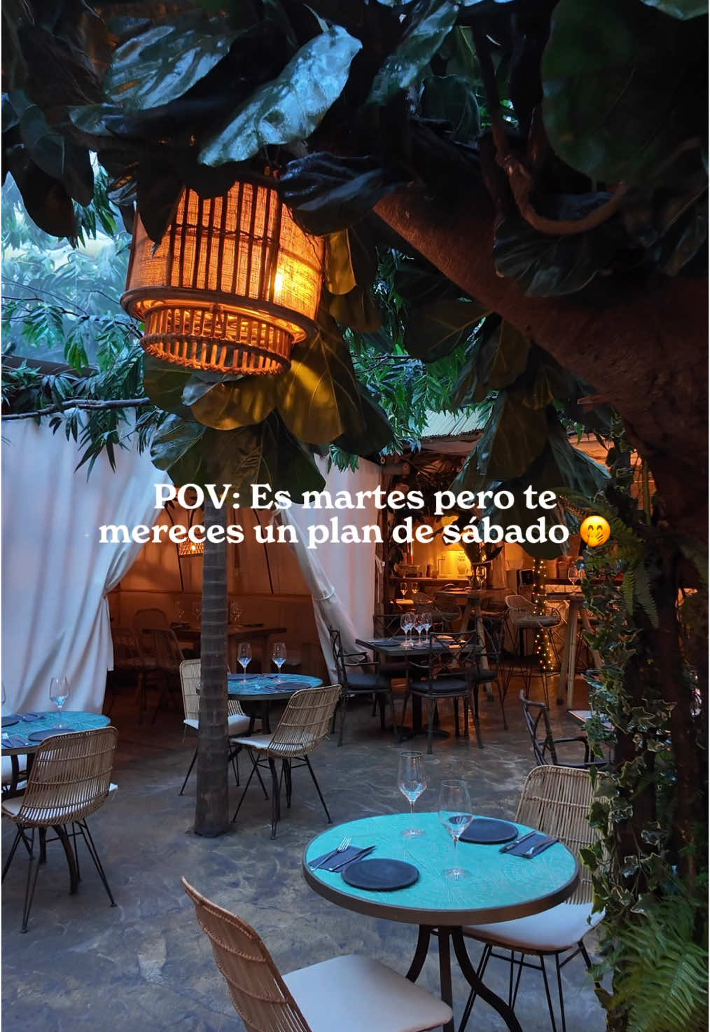 Es imposible entrar a este restaurante en Valencia y no enamorarse 🌴✨  Nosotros no pudimos esperarnos al fin de semana para visitarlo 🐲 Pero si algo te hace viajar de verdad, son sus platos, son auténticos 🤩 Comparte el video con la persona con la que quieres venir a probar los platos de Voltereta Bali. 🤠 #Volteretabali #restaurantevalencia #Valencia 
