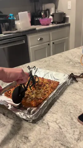 #creatorsearchinsights Great little pizza cutter for Pizza night #pizzanight #pizzacutter #tiktokshop #tiktokaffiliate @XO CHEF LAB 
