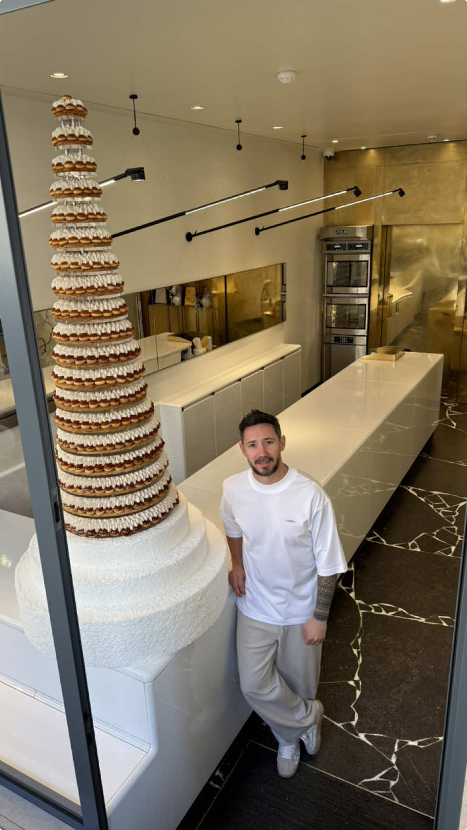 Un Saint-Honoré de 3 mètres fait pour vous! #cedricgrolet 🪜