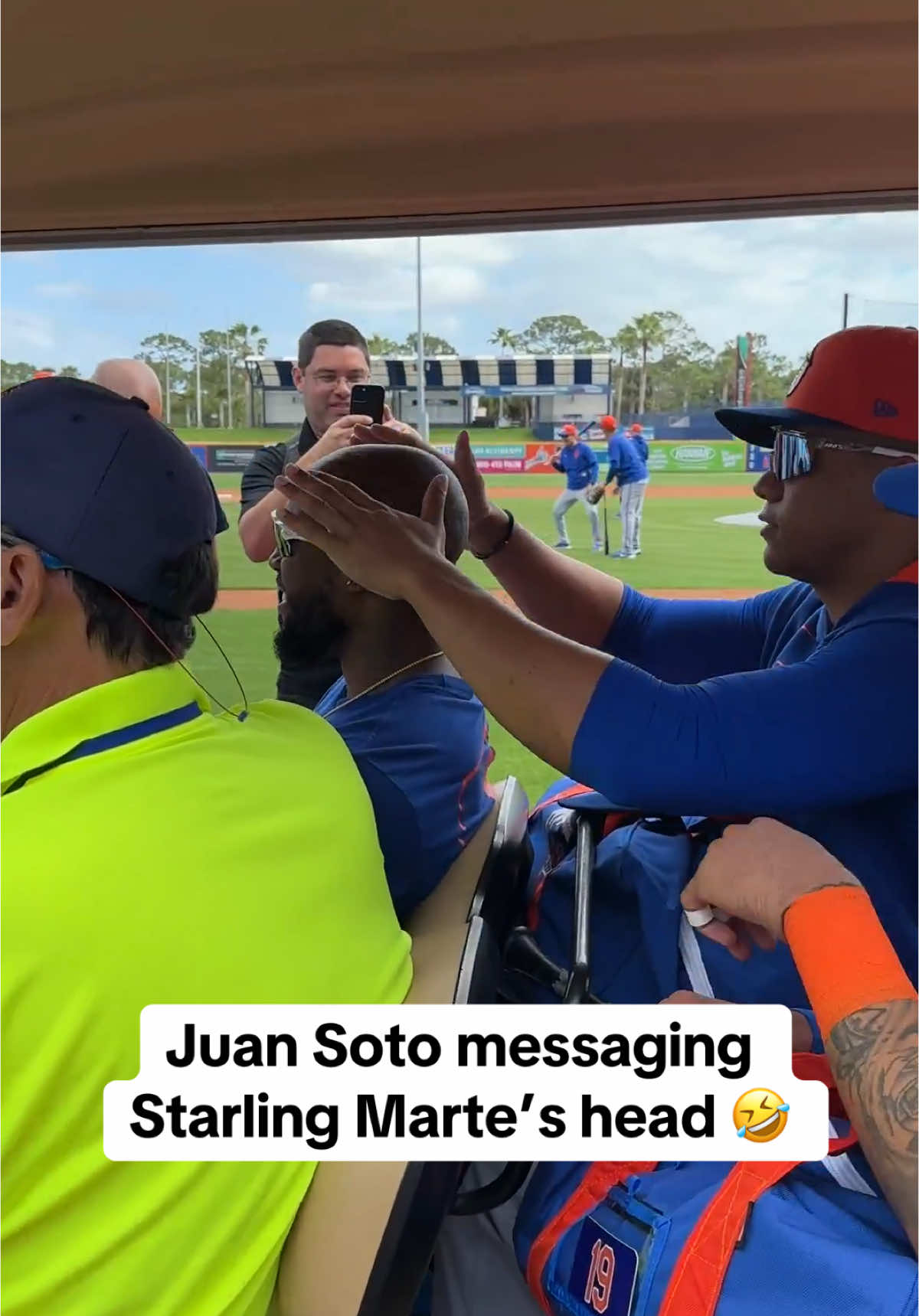 What is happening here? 😅 (via @New York Mets) #newyork #MLB #baseball 