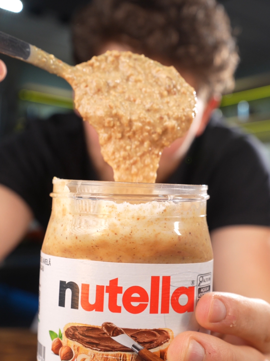🤯 COMO FAZER NUTELLA BRANCA! Galera, nutella já é bom, imagina uma versão turbinada. Hoje vou ensinar pra vocês a fazer nutella BRANCA! Parece complicado, mas é bem fácil de fazer! Ingredientes: -200 gramas de avelã -1 colher de óleo de coco -2 colheres de açúcar -150 gramas de chocolate branco  Preparo: Mande as avelãs em fogo baixinho por 12 minutos, Depois, coloque-as em um processador, com óleo de coco, as 2 colheres de açúcar e 150 gramas de chocolate branco derretido. Bate tudo por 8 minutinhos e tá pronto! SALVA essa receita pra fazer depois e me conta o que achou! #cheffotto #nutella #nutellabranca #receita #sobremesa 