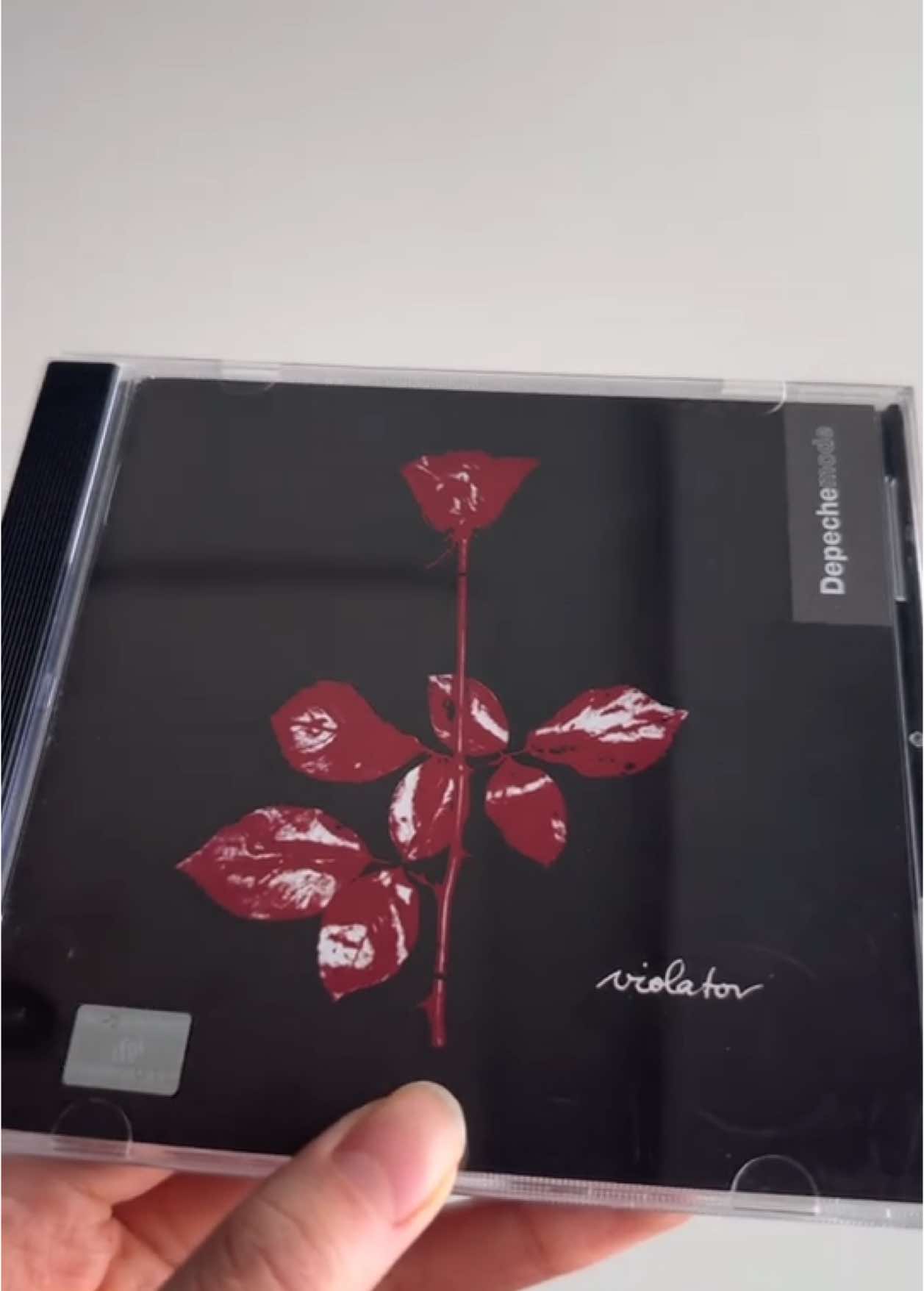 Violator es el séptimo álbum de estudio de la banda inglesa Depeche Mode y el que los lanzó al estrellato mundial. Es considerado por muchos como el mejor álbum de DM hasta la fecha. La portada es del gran Anton, su colaborador y amigo de toda la vida. #cdcollection #cdcollector #depechemode #vinylrecords #vinylcollection #physicalmedia 