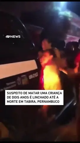 Um homem foi linchado após ser preso por suspeita de violentar e assassinar uma criança de dois anos em Tabira, no Sertão de Pernambuco. Antônio Lopes Severo, de 42 anos, foi retirado de dentro da viatura durante a transferência para a delegacia e agredido até a morte por uma multidão. Antônio e Giselda da Silva Andrade são os principais suspeitos do assassinato do menino Arthur Ramos Nascimento, no último domingo (16). Eles foram localizados e presos nesta terça-feira (18). Em nota, a Secretaria de Defesa Social informou que a dupla precisou ser escoltada durante a movimentação 