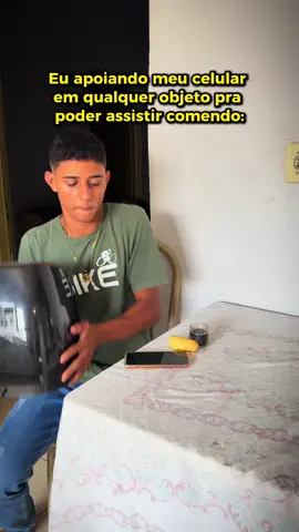 Eu apoiando meu celular em qualquer objeto pra pode comer assistindo