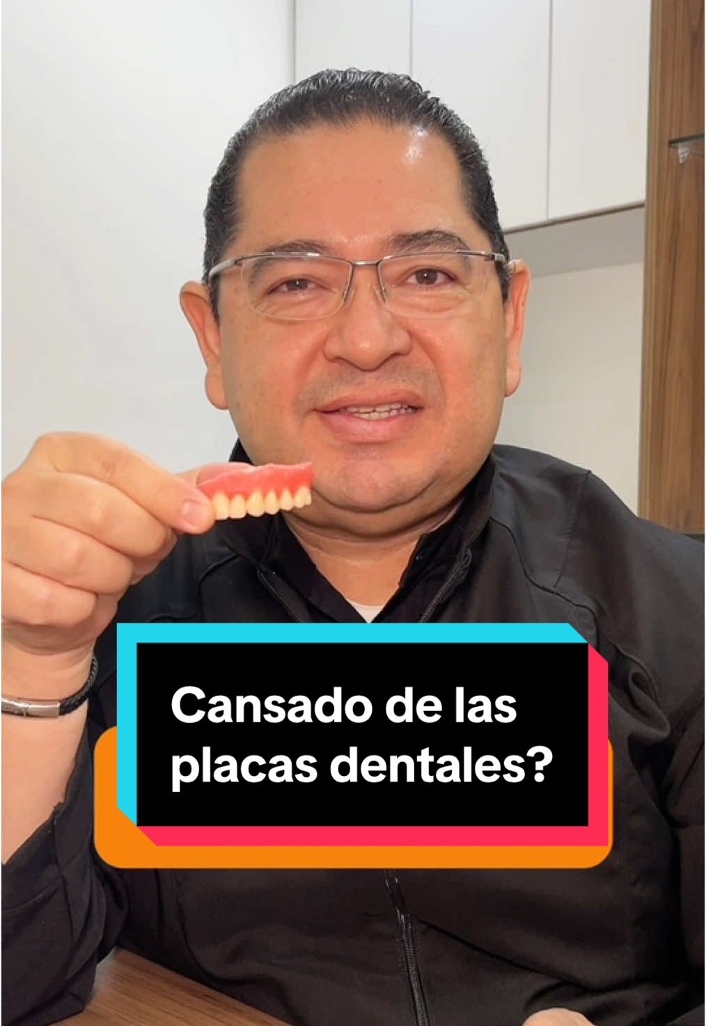 Las placas dentales pueden ser incómodas, propensas a moverse y requieren un mantenimiento constante, lo que puede hacerlas insostenibles a largo plazo. 🥺 En cambio, los implantes dentales son una opción más estable, duradera y similar a los dientes naturales. ✅ Si las placas ya no son efectivas para ti, los implantes ofrecen una solución más permanente y cómoda.☺️ ¡Agenda tu cita de valoración!  . . . 👨🏻‍⚕️Ortega Dental Center Citas 📲0983031164 #implantesdentales #odontologo #drcarlosortega 