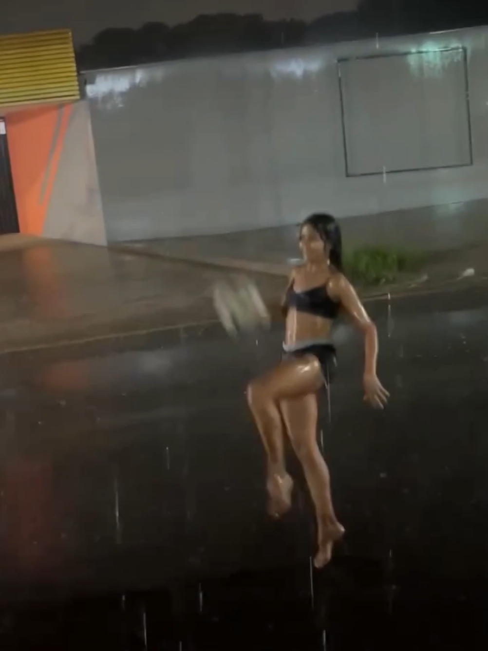 How nice it is to play ball with your lover in the rain. Rain and happiness #fypp #lover #keşfetteyizzz #kesfetteyiz #lover #loveyou #fypシ゚ #fyp #funny 