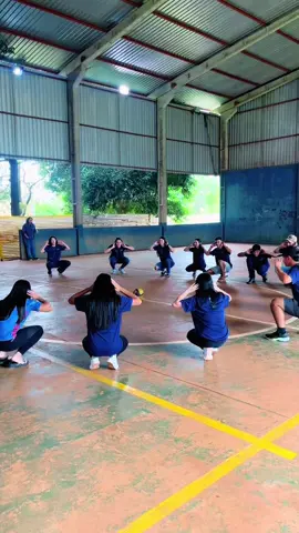 Cada aluno tem um número, o número chamado tem que tentar acertar alguém com a bola. Atividade realizada com o 2° Ano Ensino Médio da E. E. Dr. Fernando Corrêa da Costa #educacaofisica #educacaofisicaescolar #escolapublica #ensinomedio #alunos #professor