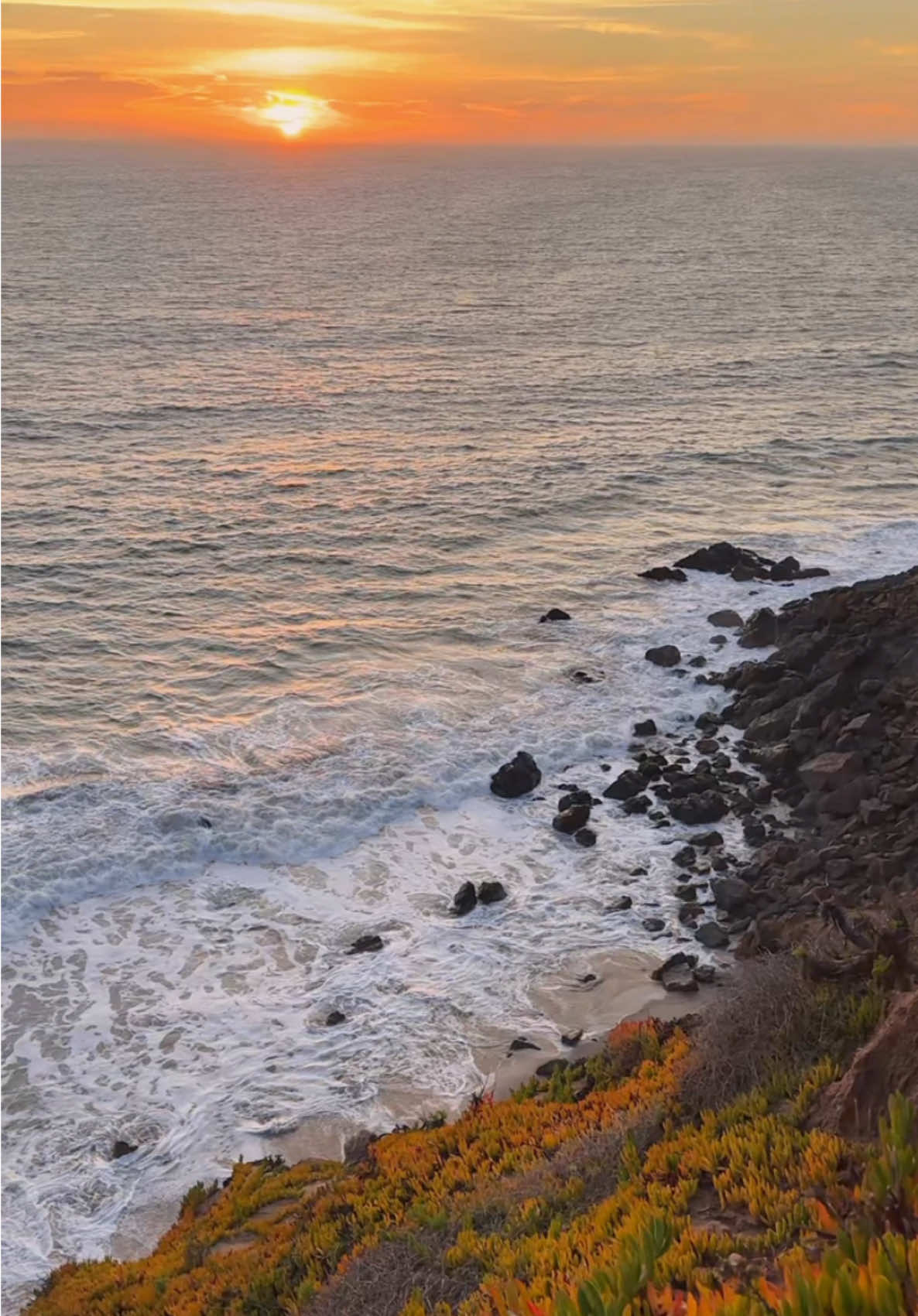 #oceanhypnosis #sunsetlovers #oceanlife #california #ocean  #oceanlover #oceanart #socal #southerncalifornia #malibu #sunset #beach #mytherapy #beautifulbeach #NatureLovers, #OceanMagic #SlowLiving #NatureTherapy #aestheticvibes #relaxingvideos