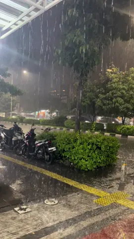 Barangkali ada yg butuh untuk bahan prank #hujan #silahkandisave #fyp #travel #introvert #jalanan #purijakarta 