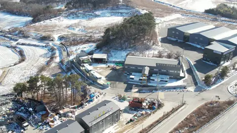 2025년형 스페이스 셔틀하우스 입고완료! 구입문의 010-8315-2038 공장위치: 논산시 노성면 하도리 505-7 Please do not hesitate to contact us at +82 010 8315 2038 for your valuable inquiries, Thank you for watching the videos.