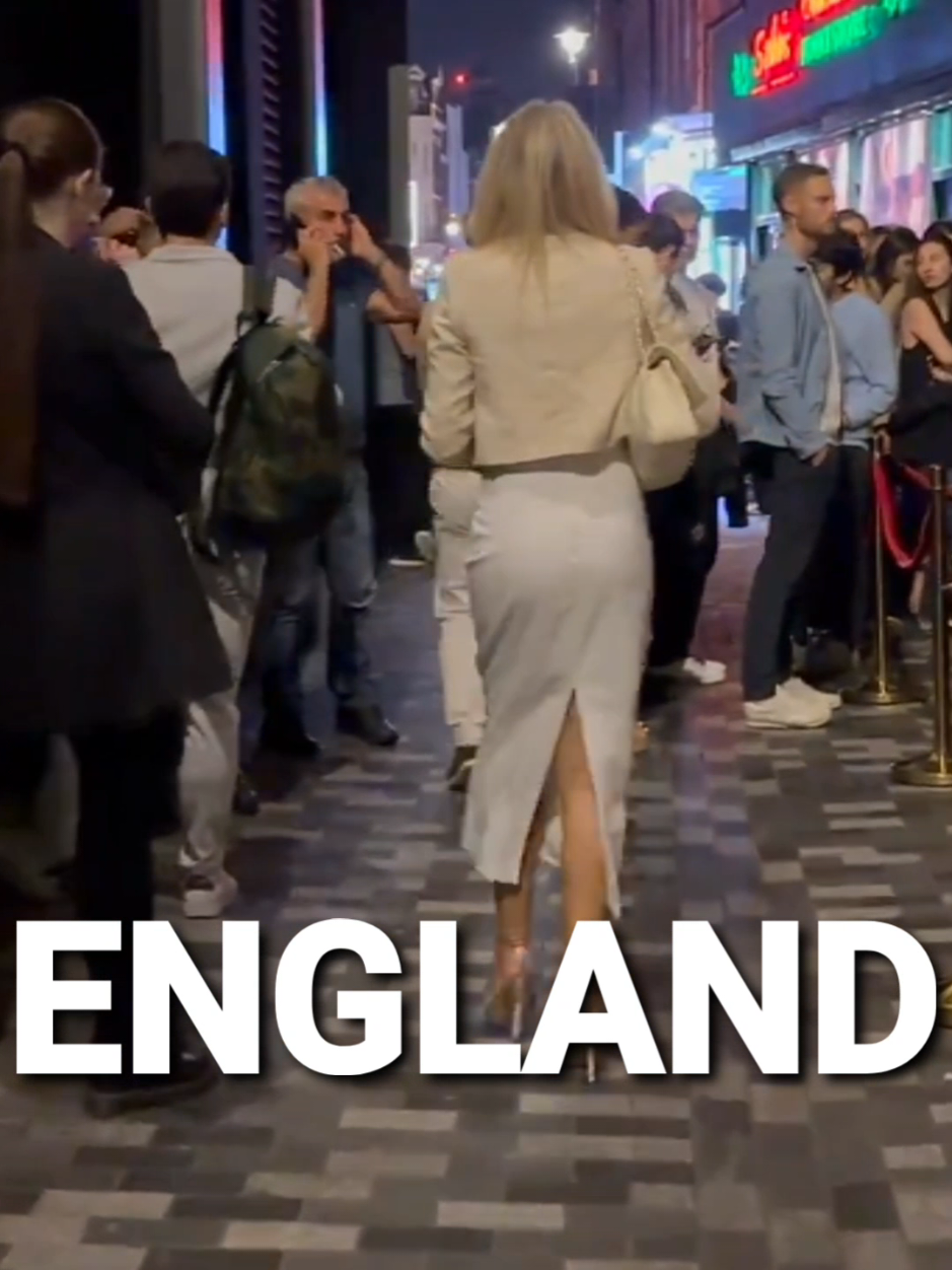 London nights & stunning fashion! Strolling through the city’s electric nightlife under neon lights. 🇬🇧 #NightWalk #LondonNightlife #StreetStyle #ExploreLondon #tiktoktravel