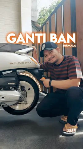 Oke, jadi hari ini gw mau ganti ban motor yang udah botak parah nih! Buat yang sering riding jauh atau kena jalan basah, pasti ngerti banget rasanya licin, nggak stabil, dan bikin was-was di jalan. Kali ini gw pakai ban Maxxis @maxxisindonesia  Victra S98, ban yang siap tempur di segala medan. Gripnya mantap, bikin riding makin nyaman! Dan yang paling syahdu, harganya ramah di kantong & kualitasnya nggak kalah sama merek luar! 😁 Ini kodenya ya: 𝗕𝗮𝗻 𝗠𝗮𝘅𝘅𝗶𝘀 𝗩𝗶𝗰𝘁𝗿𝗮 𝗦𝟵𝟴 𝟭𝟮𝟬/𝟳𝟬-𝟭𝟮 Buat kalian yang mau upgrade ban motor kaya gini, langsung cek di keranjang kuning ya! bengkel: @prokingbanmotor  velg: @davidzutur  #maxxis #maxxistakecontrol #maxxisindonesia #maxxisvictra #banmaxxis #scoopy #scoopymodifikasi #banmotormatic #review #fyp #fypage 