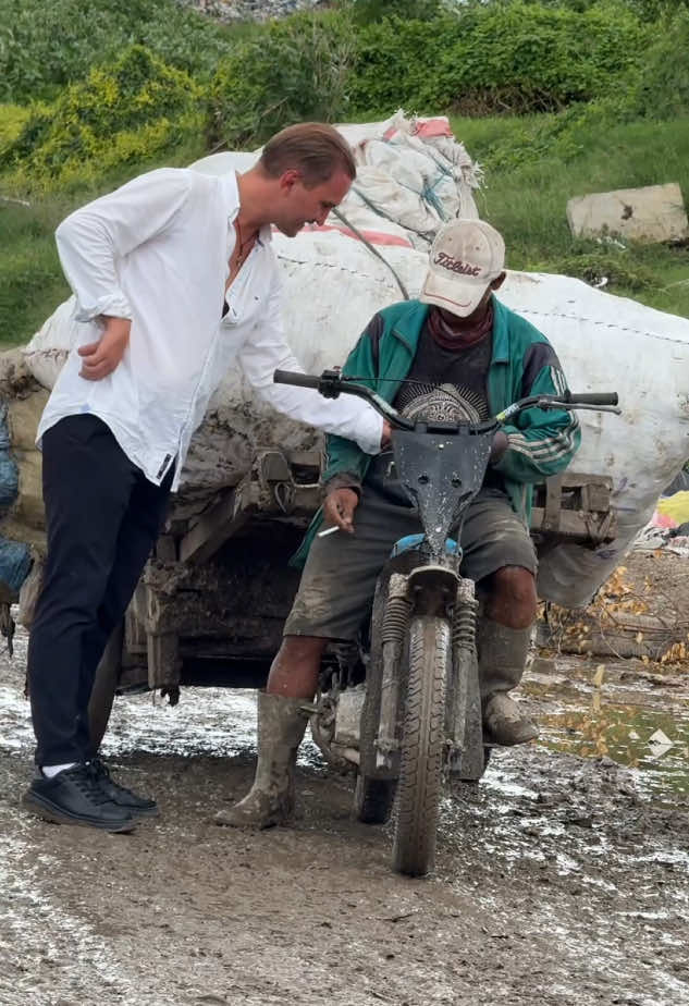 Orang yang membutuhkan bukan hanya mereka yang meminta... apa pendapat kalian tentang video ini ? #mrterimakasih #mrterimakasihberbagi #socialexperiment #fyp #fypage #bali #denpasar #berbuatbaik #fypp #goviral 
