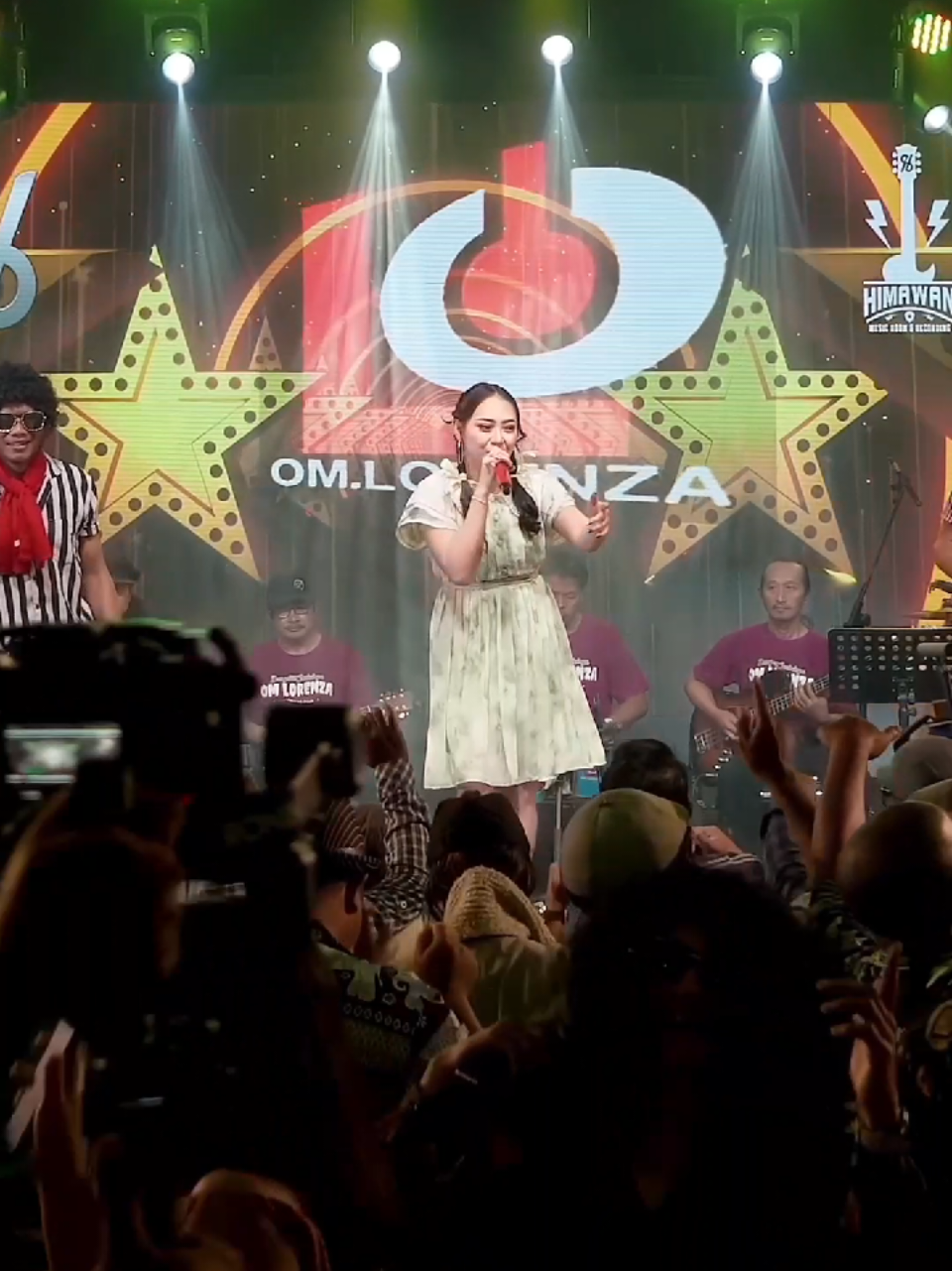 SILVY KUMALASARI FT OM LORENZA - SINGKONG DAN KEJU #music #singkongdankeju #silvykumalasari #omlorenzajadul #fyp 