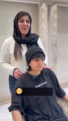 اقا این بنده خدا موهای منو درست زده همون مدل ولف کات زد ولی این مدل اصلا به من هیچ جوره نمیاد😂😂😂😂