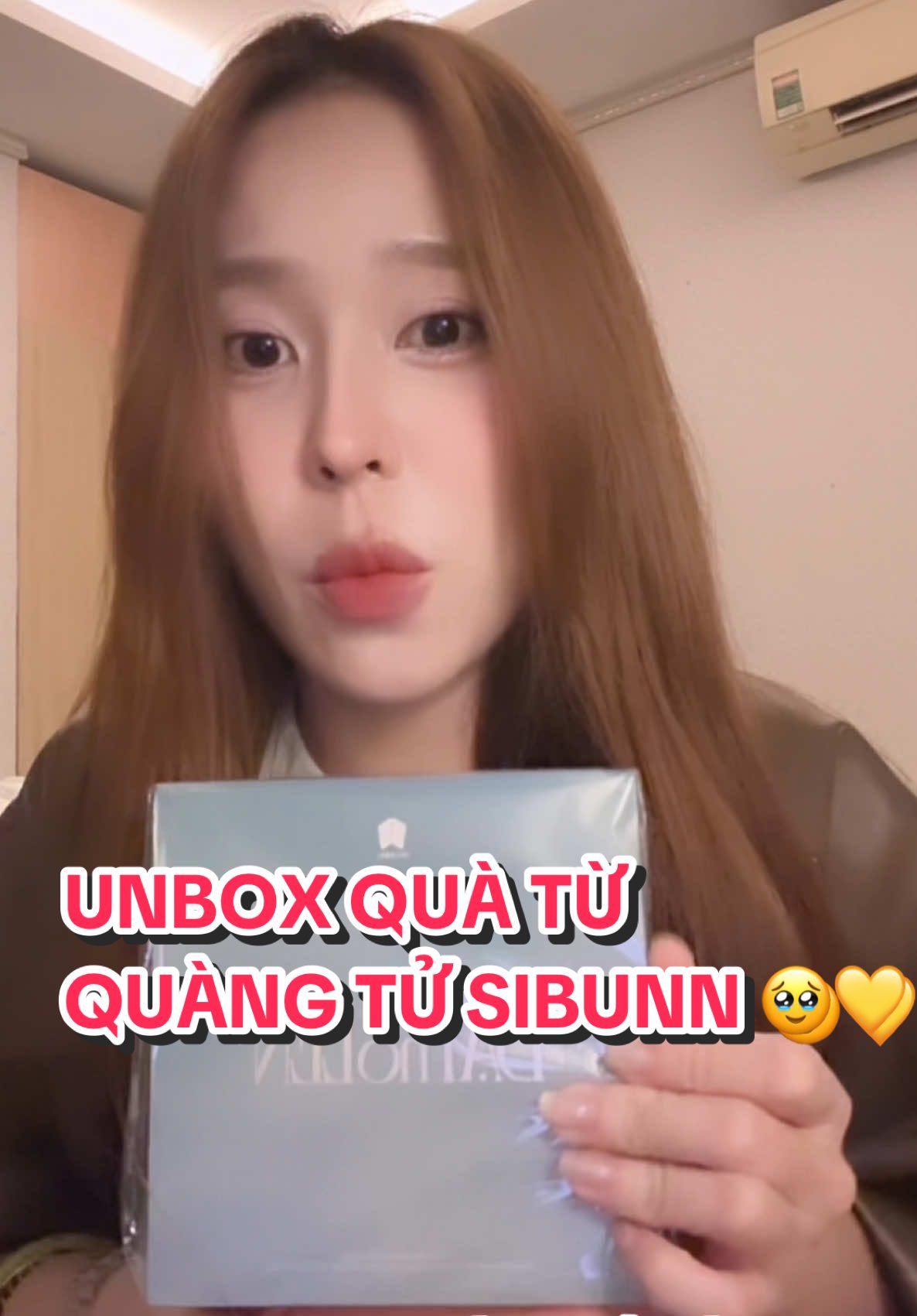 Thấy mọi người cũng tò mò nên mình lên clip unbox hộp quà mình nhận được từ chính quyền hôm 14/2 vừa rồi nhaa 🙈😍 Hôm đấy về đến nhà giọng thì khàn, mắt thì sụp mí nhưng mà nôn quá nên phải ráng ngồi unbox liền bằng được mới chịu =)). Một lần nữa em xin cám ơn quàng tử và Ciné rất nhiều ạaa 🥰 #valentine #soobin #ciné #kingdom #bậtnólênalbum #xuhuongtiktok 