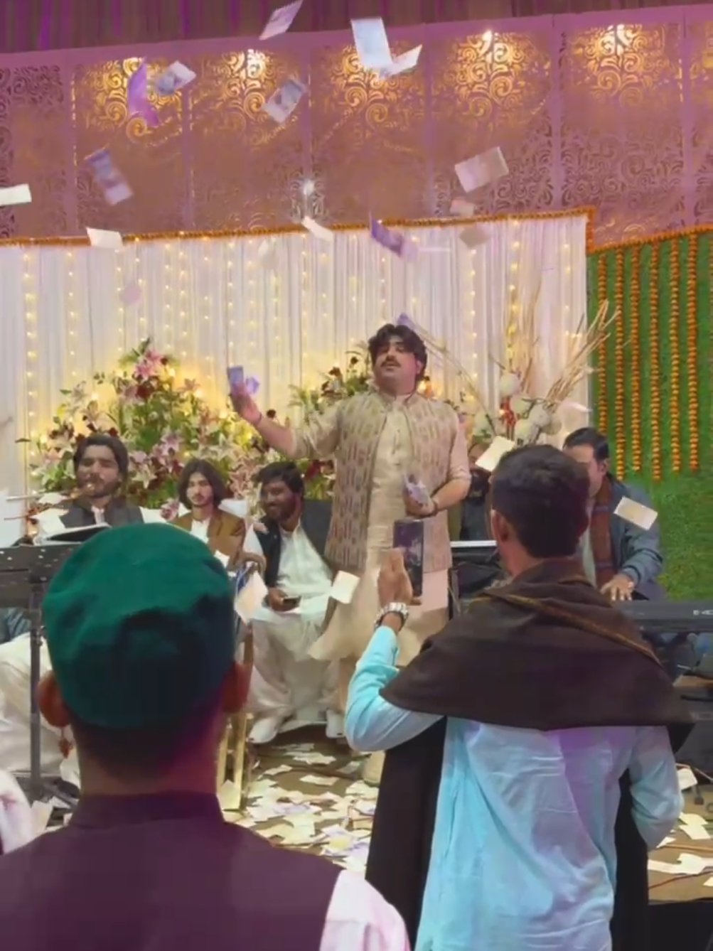wedding #mehfilameer #saraikisong #fyp #foryoupage #tanveeranjum #foryou #ameerniaziofficial #ameerniazistage #tanveeranjumofficial @Ameer Niazi Singer @Singar Tanveer Anjum 