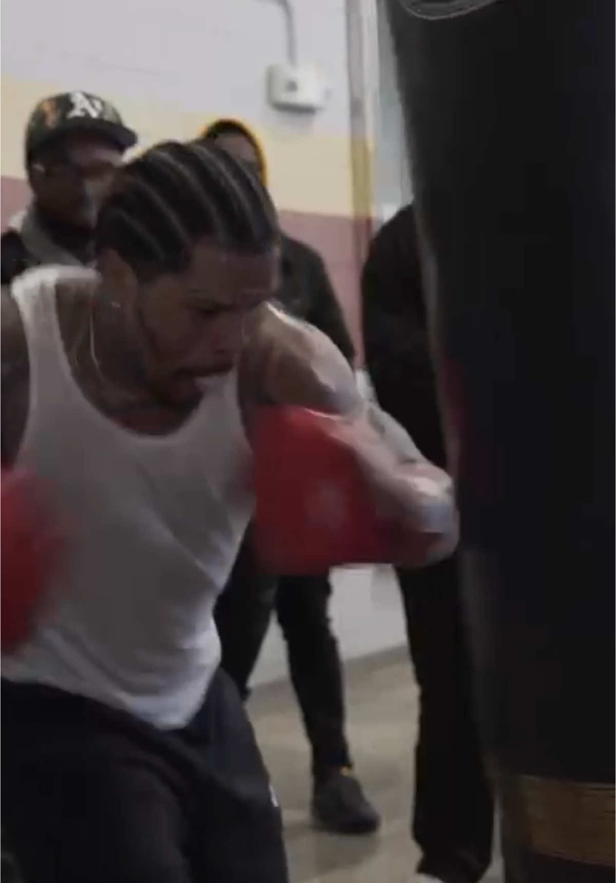 #GervontaDavis destroys the punching bag! #boxing #tankroach 