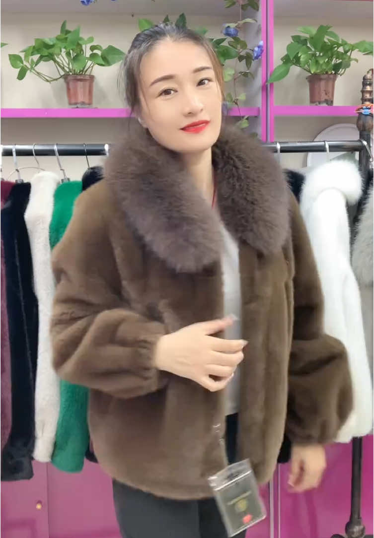 Áo khoác cổ lông cho các mẹ các bà đây ạ . Hàng qccc mềm mịn đủ size cho mọi người 👏#me #bà #lôngcừu #áo #lễ #tặng #len #quà #áotrungniên #xuhuong #xuhuong #viral #mùadongdenroi #8 #lôngnhung #gió #xuhuongtiktok 