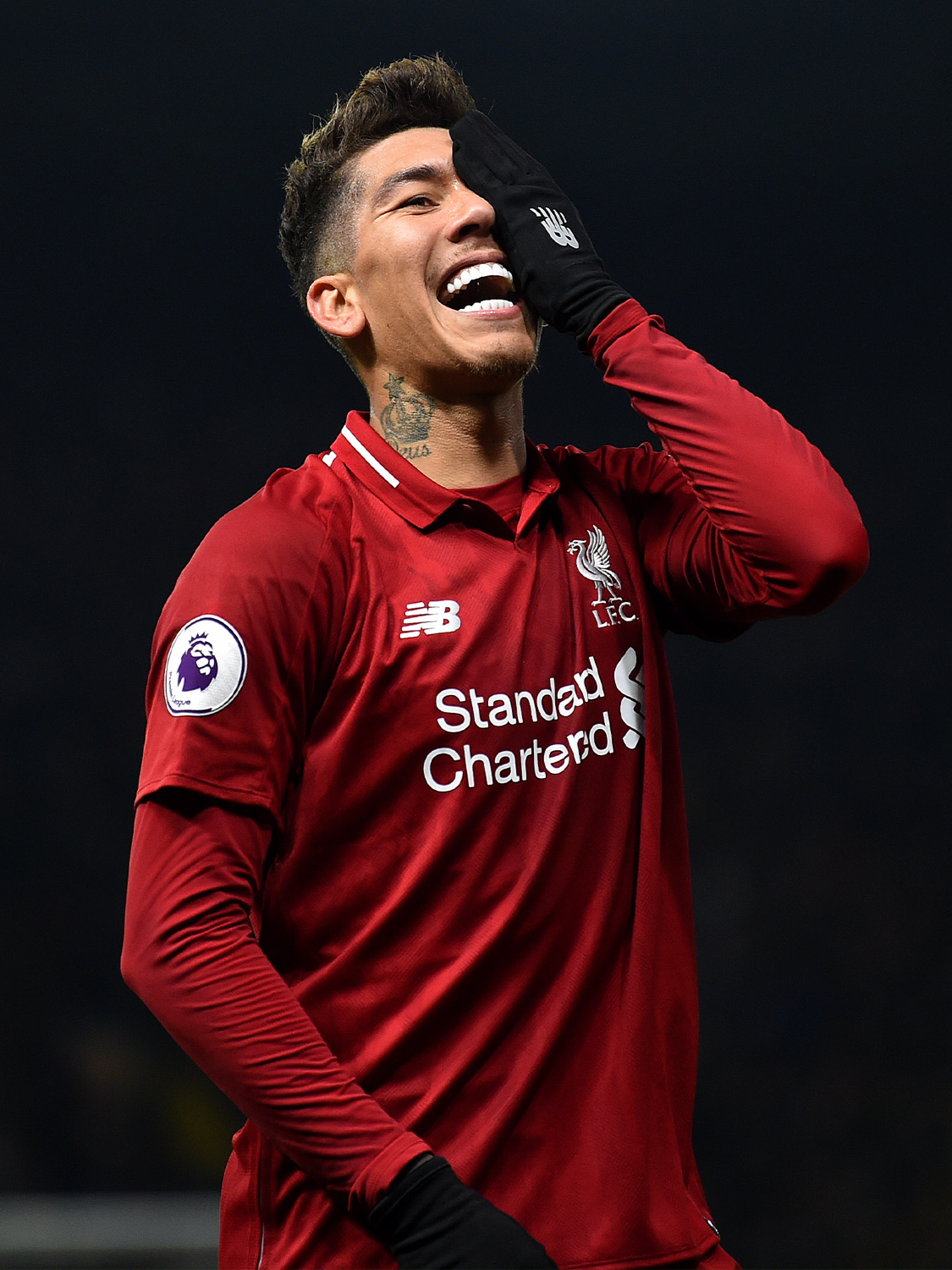 Ada satu pemain yang kerja rodi di lapangan, bikin pemain lain bersinar, tapi justru dia yang paling sering dilupakan? Yup, that’s Bobby Firmino. He’s not your typical striker—bukan tukang jagal di depan gawang kayak Haaland, bukan juga solo dribbler ala Neymar. Tapi tanpa dia, serangan Liverpool kayak party tanpa speaker: rame, tapi hampa. Klopp tahu ini. Makanya dia gak butuh Firmino buat ngeborong gol. Yang dia butuhin adalah seseorang yang bisa jadi ‘lem’ buat tim. Firmino ngerti kapan harus turun, kapan harus nutup ruang, kapan harus ngasih bola di detik yang pas. Dan dia bukan cuma sekadar ‘pemain kerja keras’, bro—he’s an artist. Gerakannya halus, vision-nya jernih, dan yang paling penting: dia selalu bikin rekan setimnya lebih baik. Lo boleh ngefans sama Salah, Mané, atau siapa pun yang nyetak gol, but deep down, mereka semua butuh Firmino. Dan yang lebih gila? Bobby gak butuh jadi bintang utama. Dia cuma peduli satu hal: bikin Liverpool menang. That’s why he’s irreplaceable. #liverpool #firmino #bolahehe #thebalbalans