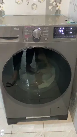 Lắp đặt cho khách em máy giặt LG 9kg giá rẻ ngày mưa gió liên hệ 0912.32.32.31 