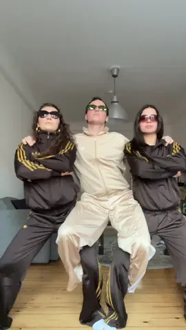 Carrying our Diva ✨💅🏼 Dc: @Gregorian Sisters #roomies #trio #dancechallenge 