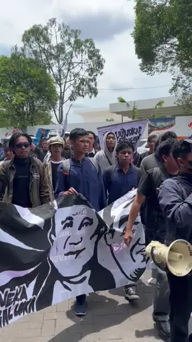 Pada hari Kamis, 20 Februari 2025, aliansi mahasiswa di Yogyakarta mengadakan demo terhadap kabinet pemerintahan Presiden Prabowo. Mengangkat berbagi isu meliputi Revisi UU TNI, Revisi UU POLRI, Revisi Tatib DPR, Efisiensi Anggaran, Kabinet Gemuk, Pelaksanaan Program MBG, dan berbagai isu lainnya. #Equilibrium #BPPMEquilibrium #PersMahasiswa #Pers #demo #indonesiagelap #yogya