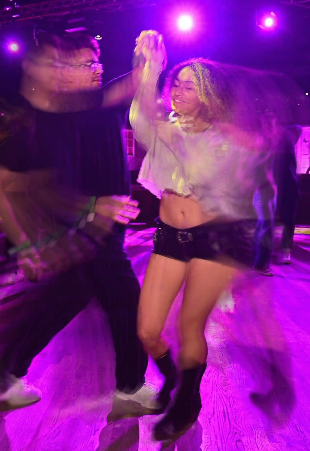 Friday Night Heartbreaker😮‍💨 @stoneysrockincountry  @Nia Davis   @rubennzzlv   Showing us their dance moves while taking a break form ##linedanceing ##dancetoxk##dancersoftiktok##dance##partnerdance##girldancer##countryswing##dancemoces