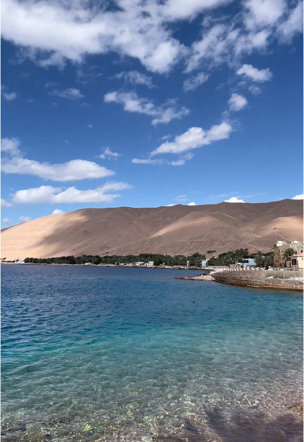 جمال الجو والغيوم والوان البحر والجبال كلها اجتمعت بفيديو واحد 😍😍 🏔️ 🌊 🌥️ 🌈  . . . . #حقل #بحر_حقل #fyp #fouryou #اكسبلور #fypシ #viralvideo #الشعب_الصيني_ماله_حل😂😂 #video #viral 
