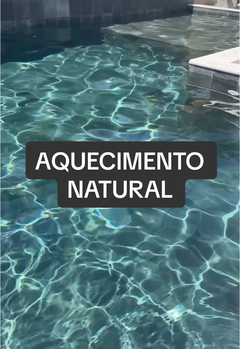 🩵 A Pedra de Ardósia, além de sua beleza única, ainda é capaz de reter o calor do sol e aquecer naturalmente sua piscina, sem que haja recursos artificiais (aquecedores). #fyp #foryou #revestimento #piscina #aquecimento 