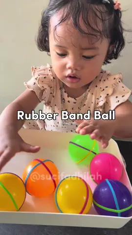 Menarik Karet dari Bola Plastik Melatih otot jari cuma dengan 2 bahan, yess bola dan karet. Rata2 bola plastik punya dong di rumah, karet gelang mudah juga di temui kan mam kalo ga ada bisa ganti isolasi yaa. Karena adek masih usia 1 tahun, Bibu kasih 2 karet gelang aja. Banyak jumlah karet bisa disesuaikan dengan usia anak. #Keimainjuga #finemotorskills #handdexterity #idebermain1tahun #activityforkids #playideasforkids 