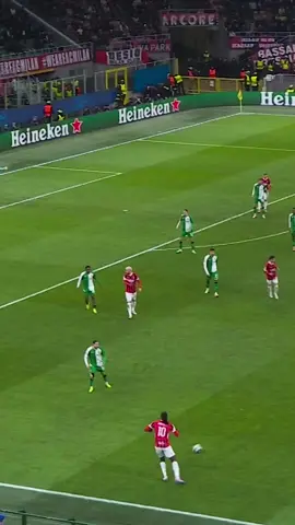 Leão nutmeg filth 🥵 #UCL #MilanvsFeyenoord 