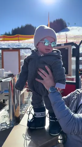 First Apres Ski ❄️🍼 #snowbaby #housemusic #snow #ski #wintervibes #cold #tik_tok #apresski #austria #babyoutfit #skibaby  #foreyoupage #fyp #babyboy #techno #moonboots #sun #babyblue 
