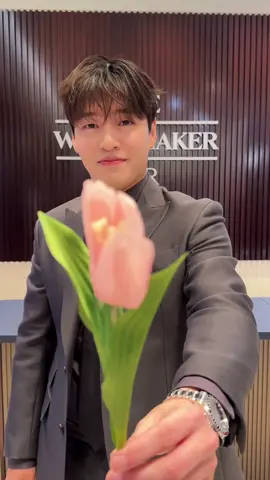 강아지..아니 강하늘 고백받고 기분 좋게 하루 시작하세요.🌷 오랜만에 보는 얼굴인 강하늘을 론진 행사장에서 만났습니다.👀 보자마자 수줍게 꽃을 선물해 주네요. 🎥 아이즈매거진 #eyesmag #Longines #EleganceisanAttitude #LonginesConquest #MiniDolcevita #kanghaneul #론진 #론진현대판교 #강하늘 