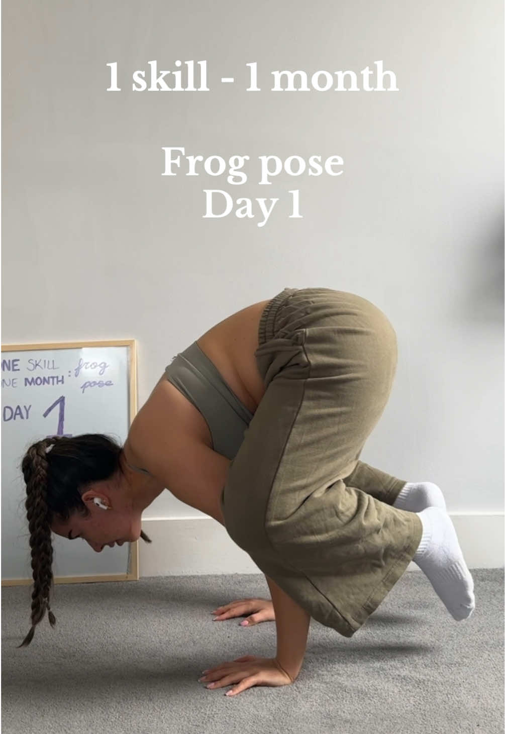 1 skill 1 month: Frog pose day 1 #calisthenics #calisthenicsjourney #frogpose #beginner #fitnesstok #gymgirlsoftiktok  #OneSkillOneMonth 