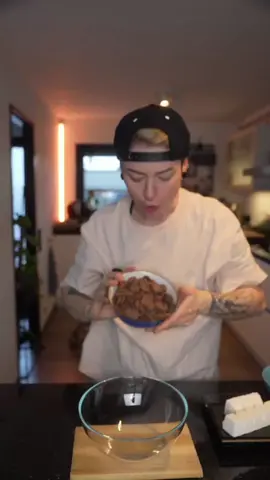 Wuff ❤️⤵️ REZEPT VON OMI 👵 Zutaten: 	•	140 g Zartbitterkuvertüre 	•	420 g Vollmilchkuvertüre 	•	140 g Kokosfett (z. B. Palmin) 	•	190 g Schlagsahne 	•	280 g Butterkekse 	•	(Optional: 1 TL Vanilleextrakt oder ein Schuss Rum für mehr Aroma) Zubereitung: 	1.	Schokolade schmelzen: Zartbitter- und Vollmilchkuvertüre grob hacken und zusammen mit dem Kokosfett und der Schlagsahne in einem Wasserbad langsam schmelzen. Gelegentlich umrühren, bis eine glatte Masse entsteht. Optional Vanilleextrakt oder Rum hinzufügen. 	2.	Form vorbereiten: Eine Kastenform (23 x 10 cm, 1,5 l) mit Backpapier auslegen. 	3.	Schichten: Eine dünne Schicht der Schokoladenmasse auf den Boden der Form geben. Eine Lage Butterkekse darauflegen. Diesen Vorgang wiederholen, bis alle Zutaten aufgebraucht sind. Die letzte Schicht sollte Schokolade sein. 	4.	Kühlen: Den Kuchen mindestens 4–6 Stunden oder am besten über Nacht im Kühlschrank fest werden lassen. 	5.	Servieren: Den Kalten Hund aus der Form lösen, in Scheiben schneiden und genießen! Tipp: Falls du ein festeres Mundgefühl möchtest, kannst du die Sahne reduzieren oder weglassen. Mit etwas Meersalzflocken oder gehackten Nüssen kannst du das Rezept noch verfeinern! #schnelleküche #kalterhund 