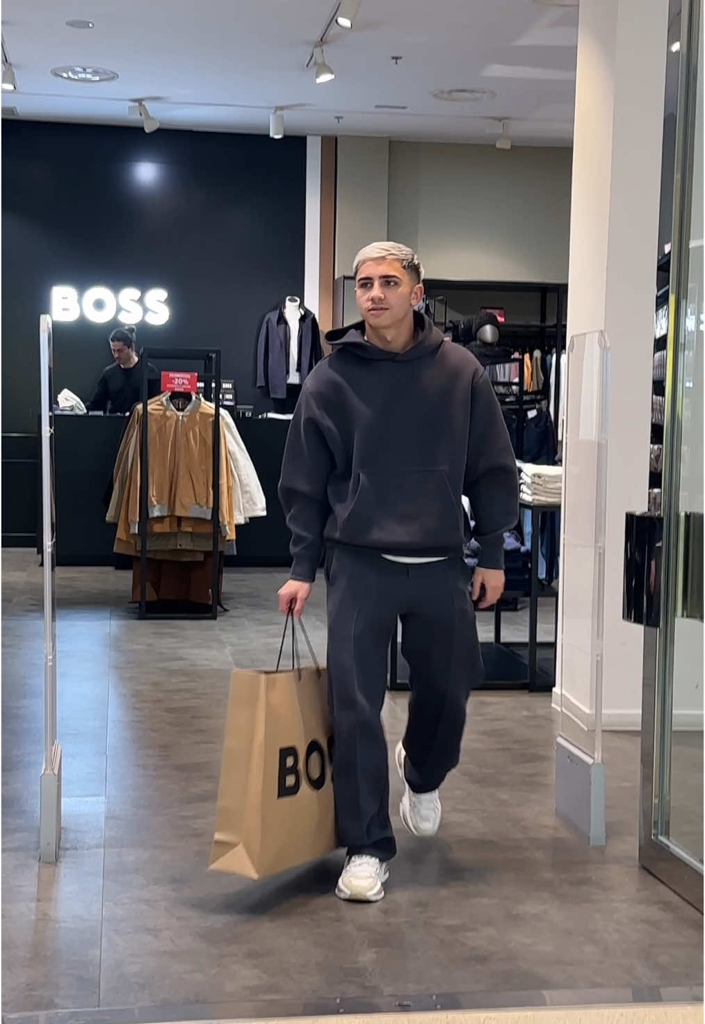 Acompañamos al futbolista Yeremay Hernández de compras en #ElOutletdeGalicia   #coruña #thestyleoutlets #galicia #yeremayhernández #futbol #style #outlet #moda #fashion #descuentos