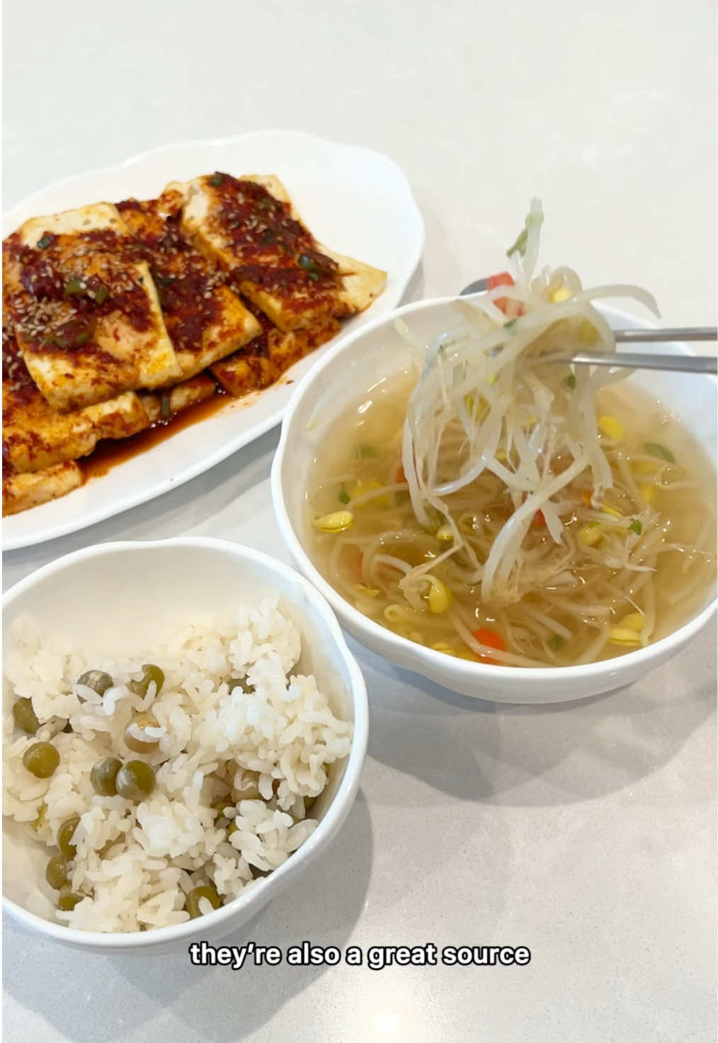Did you know this dish is Korea’s “hangover cure”😅 come for the soup, but stay for the rice hack!! Recipe below❤️ 15 minute Korean Bean Sprout Soup “kongnamulguk” 🌱 Ingredients: 5 cups water 7 dried anchovies (or replace by doubling the amount of fish sauce/soy sauce) ~2 cups of bean sprouts, rinsed 1 tbsp minced garlic (about 3 cloves) 1 stalk green onion, chopped ½ tbsp anchovy fish sauce or Korean soup soy sauce Salt to taste (Optional but highly recommend) 1 green/red chili pepper, sliced, for slight spicy kick 🍽️ Instructions: Make the anchovy broth: In a pot, bring 5 cups of water to a boil over med-high heat. For anchovy broth, add the dried anchovies and reduce to med heat, letting it simmer with lid closed for about 10 minutes. Then, remove the anchovies and discard them. Cook the sprouts: Turn the heat up to medium-high and add the soybean sprouts, garlic, and fish sauce (or soup soy sauce). Once it starts to boil, reduce to medium heat and let it simmer for another 5 minutes until the sprouts are tender but still have a slight crunch. Season & finish: Lower the heat to low, taste the soup, and add salt as needed. Stir in the chopped green onions (and optional chili pepper) and let it cook for 1 more minute. Serve hot and enjoy! #creatorsearchinsights 