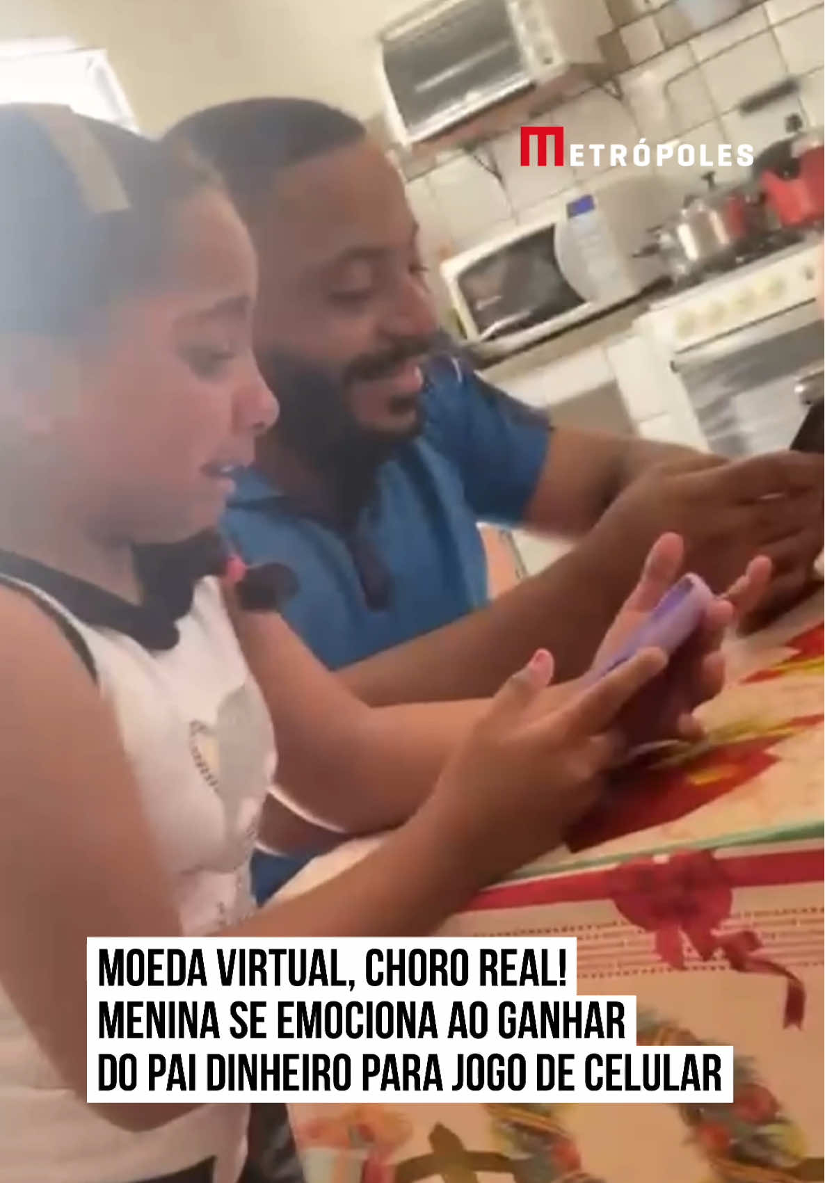 😍🤣  Comprar moeda de joguinho pode ser emocionante!  Uma menina de 8 anos viveu um momento #especial ao receber o presente do pai pela primeira vez. Assim que ele fez a compra do #Robux, que é a moeda de um jogo virtual #Roblox, a criança não conseguiu conter a felicidade, chorou e agradeceu ao pai.  Nos comentários, o gesto simples emocionou os internautas. 