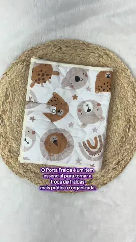 Porta fraldas, pomada e lenço umedecido.