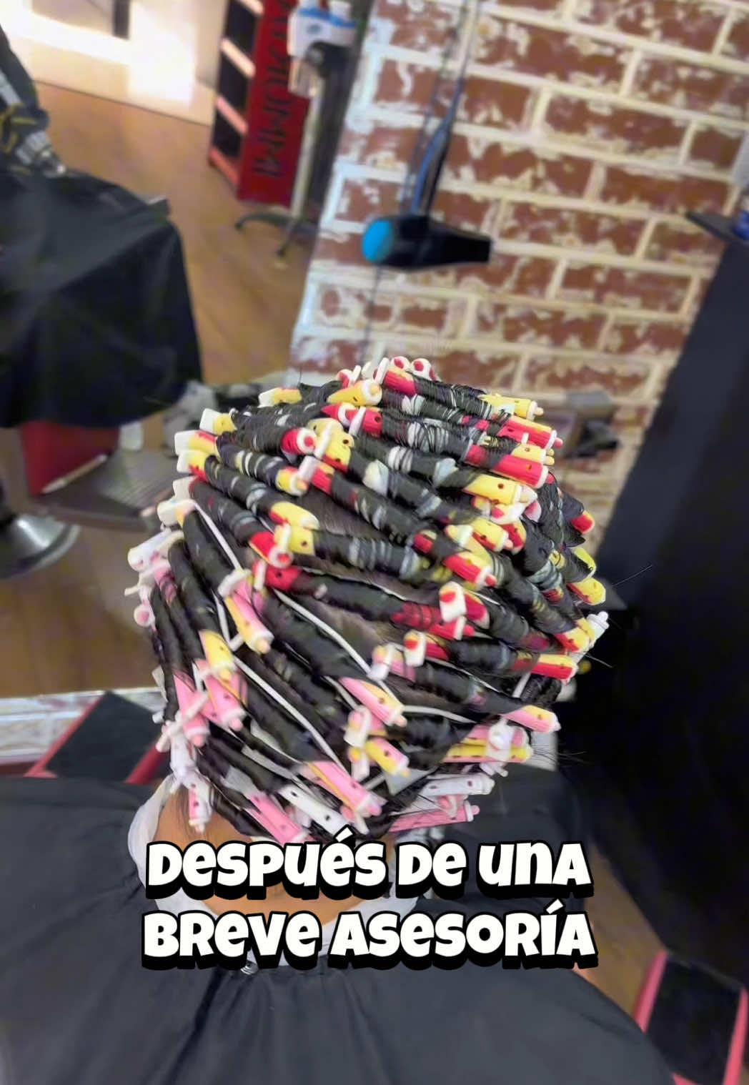 Qué tal este cambio? Liso liso a unos rizos perfectos, déjanos en los comentarios que te pareció!  Y tu que esperas? Haz como Alex y atrévete a un cambio 💈 Escríbenos y reserva ya tu ondulación permanente ➿ #permanentemasculina #rizosperfectos #permanente #ondulacionpermanente #barb #puentealto #chile #santiago 