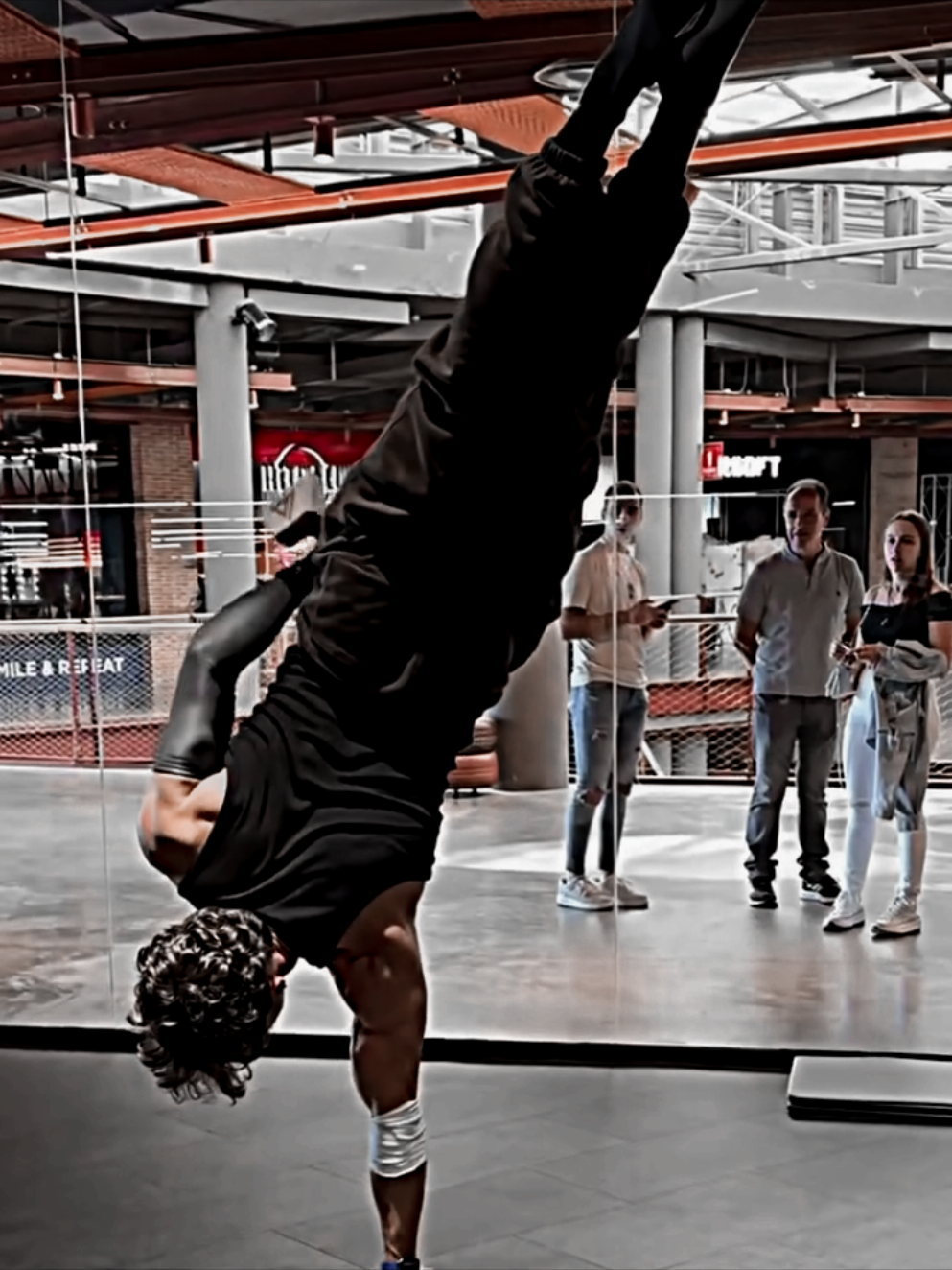 People reaction 😈🔥 . . . #calisthenics #motivacion #calistenla #worcout #gym #Fitness #forca #treinamento #muskulacao #planche #satisfatorio #explorepage #viral