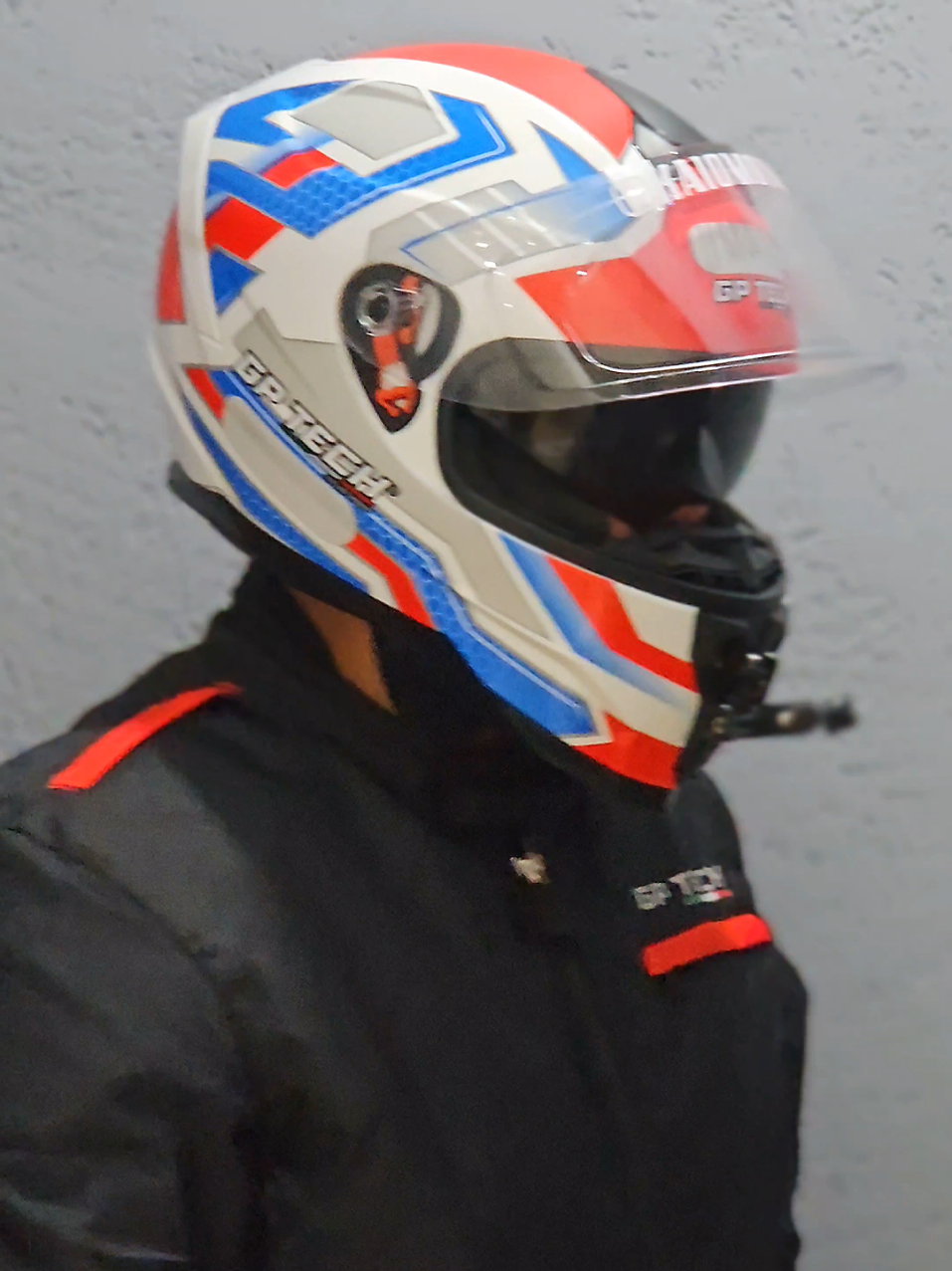 Ja segue a @gptechoficial para ficar por dentro de todos os lançamentos  para você e sua moto... @Paulinho Motos  Compras online com 10% de desconto usando o cupom (Paulinho10) paulinhomotos.com.br A importância dos acessórios certos para quem anda de moto 🏍️ Se você anda de moto, sabe como é essencial se proteger. Sua vida e integridade física dependem dos equipamentos certos. Por isso, escolher acessórios de qualidade não é apenas um luxo, é uma necessidade! 💪 Pensando nisso, a GPTech lançou a Jaqueta Casual Urbana Essence, combinando estilo, conforto e o melhor custo-benefício do mercado! Uma jaqueta que vai além de te proteger, trazendo versatilidade para o seu dia a dia. 👊 Invista em você, invista na sua segurança! ⚡ #SegurançaEmPrimeiroLugar #JaquetaEssence #GPTech #AcessoriosMoto #MotociclistaConsciente #ProteçãoSempre #MotoVlog #VidaSobreDuasRodas #EstiloEProteção #MelhorCustoBenefício #mulherpilotando 